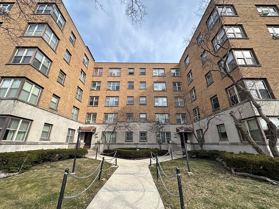 1st image of 2610 W Balmoral Ave APT 305