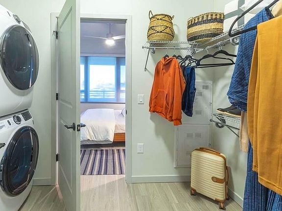 4th image of 402 N Grant St #736