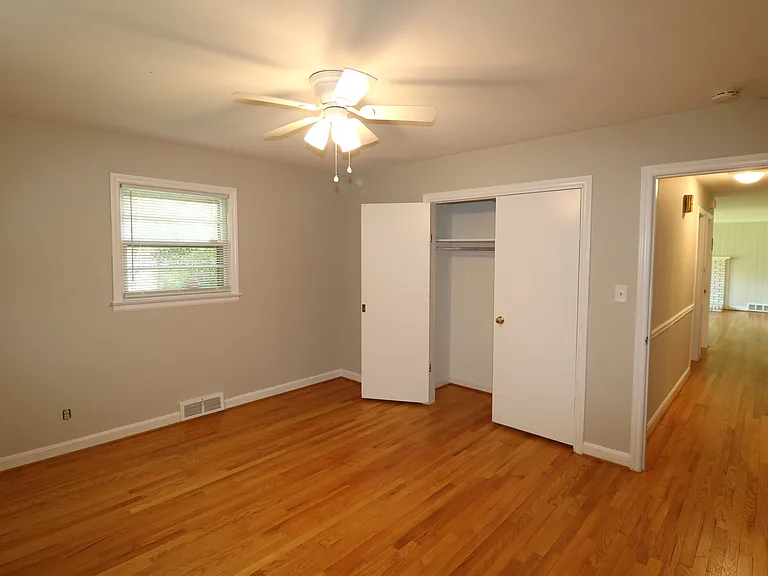2316 Silas Creek Pkwy — Photo 11