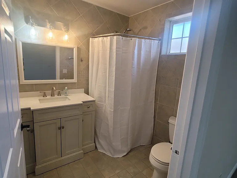 1311 W Sandison St — Photo 16