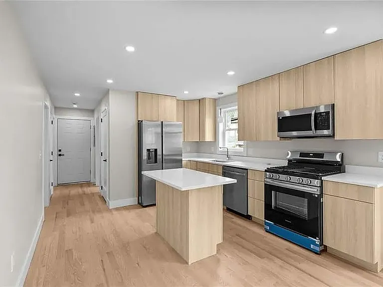155 Burnside St #1 — Photo 1