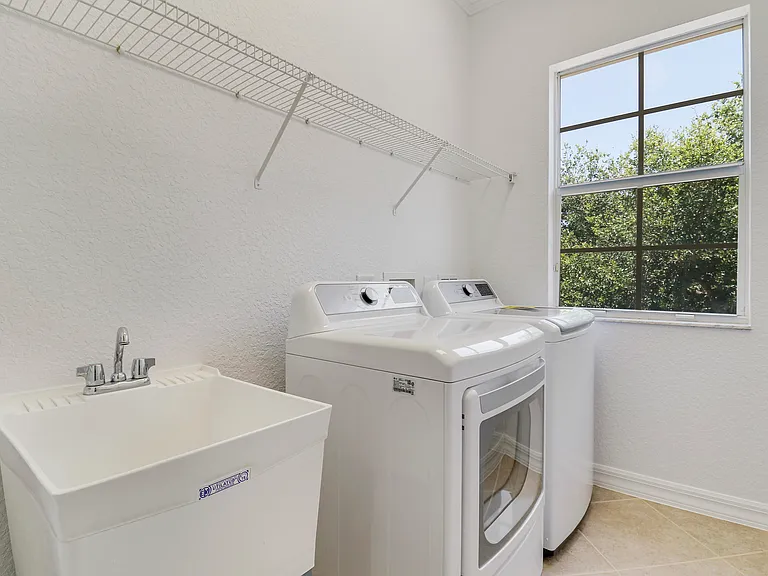 112 Dunmore Dr — Photo 32