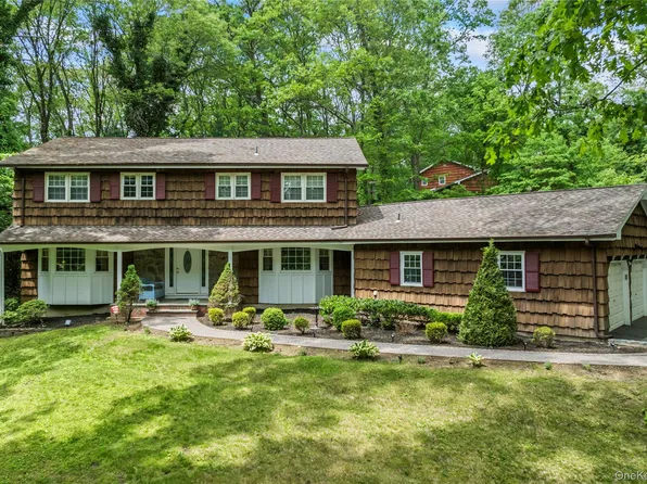 9 Maryland Street, Dix Hills, NY 11746