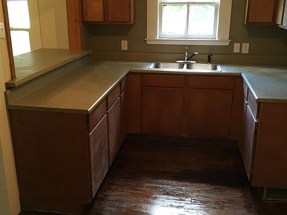 2nd image of 302 Kelly St