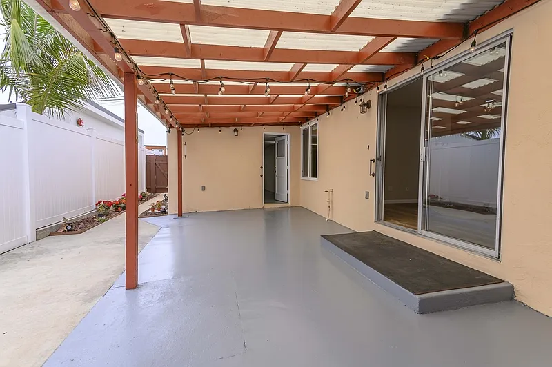3 bed, 2.0 bath, 1209 sqft, $5,950 — Photo 3
