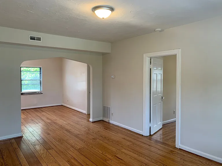 2923 Victoria Avenue — Photo 7