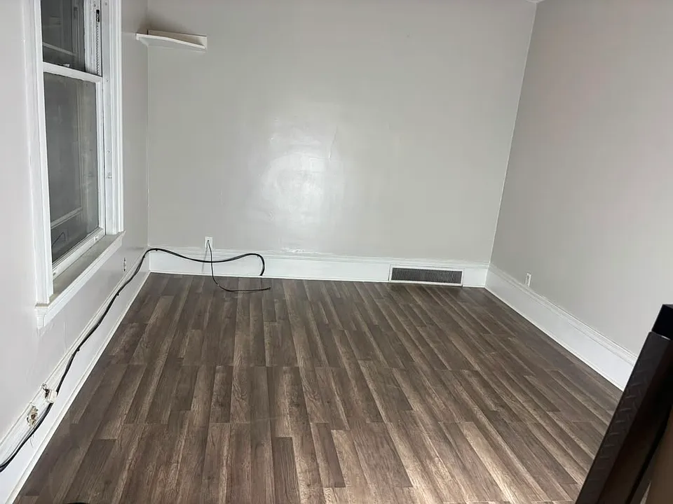 3911 Main St #4