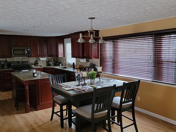 3rd image of 105 Carmel Ct