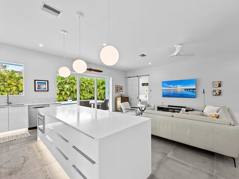 2335 Waldemere St — Photo 11