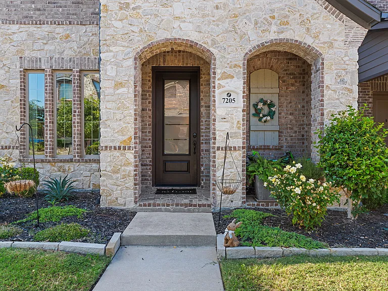 7205 Caladium Dr — Photo 2