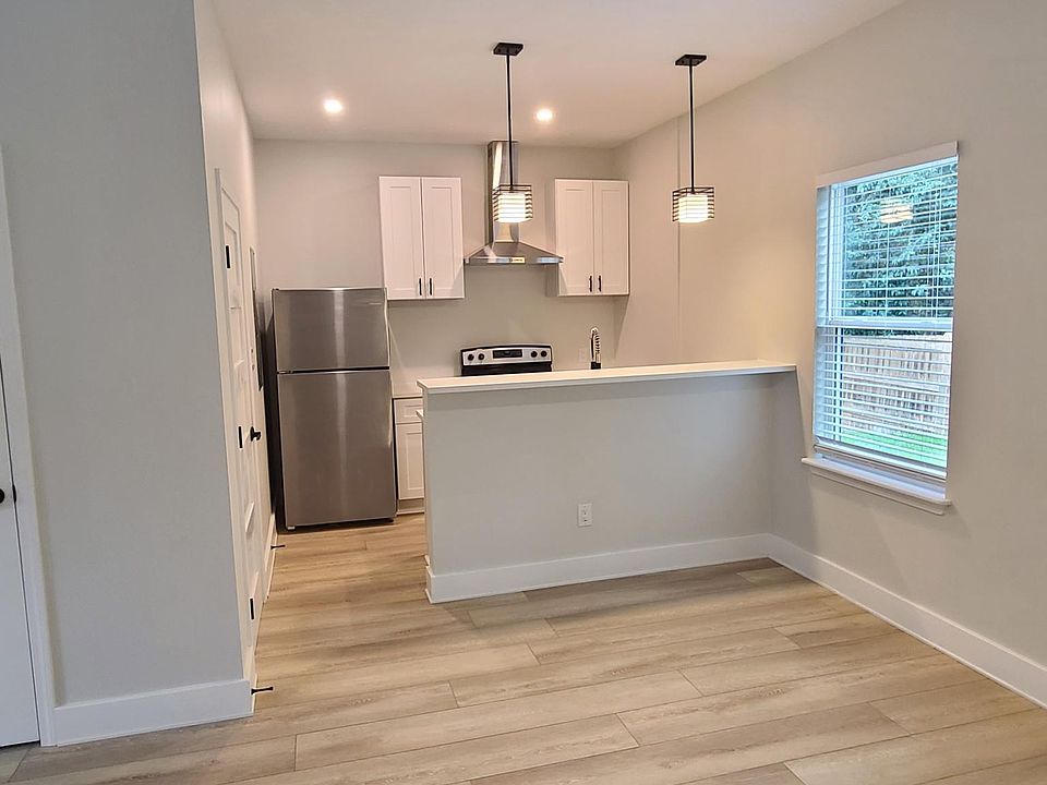 Kitchen with Breakfast Bar Island