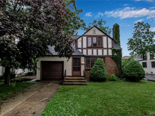 17 Harwood Dr, Amherst, NY 14226