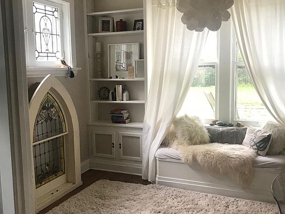 bonus sitting room off of living room 