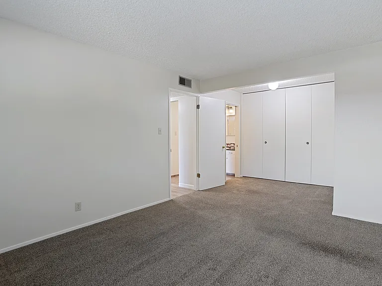 Avenue West Apartments — Photo 15