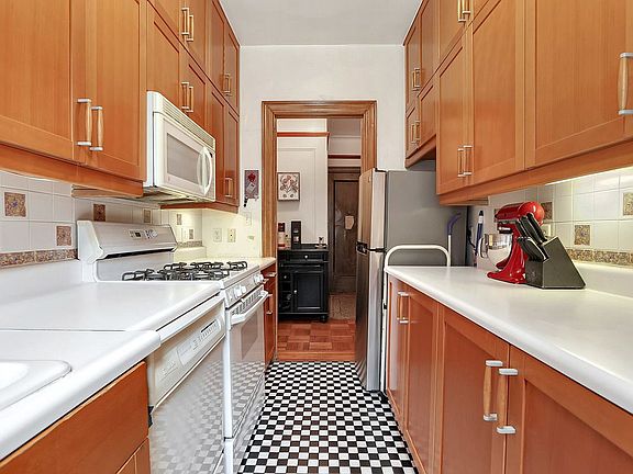 4th image of 305 E 88th St APT 4B