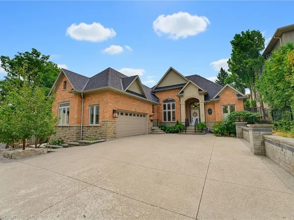 56 Academy St, Hamilton, ON L9G 2Y1
