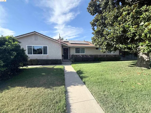1042 Walnut St, Oakdale, CA 95361