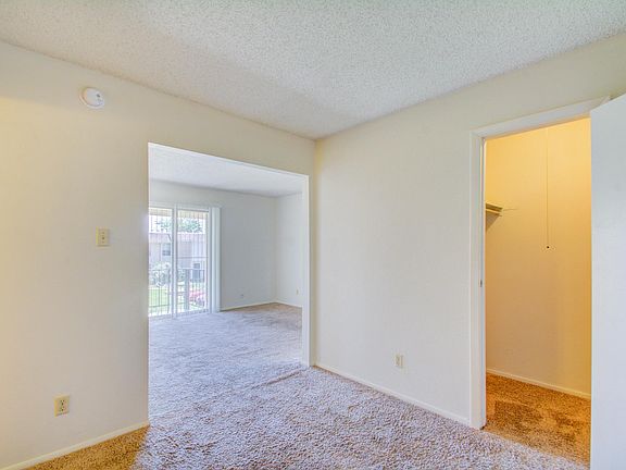 BEDROOM/ LIVING ROOM