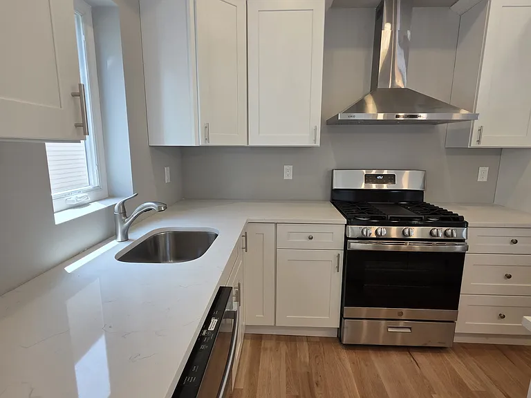 McKee Ave — Photo 15
