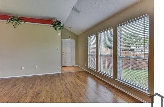4 bed, 2079 sqft, $2,900 — Photo 2