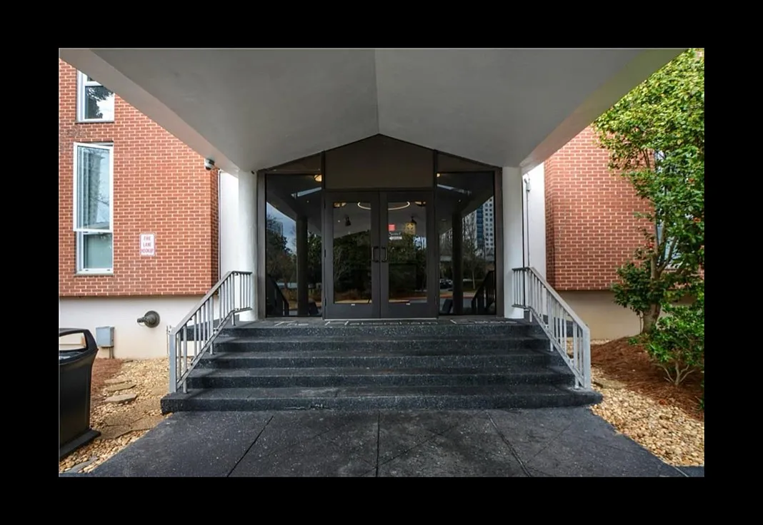 2 bed, 840 sqft, $2,000 — Photo 2