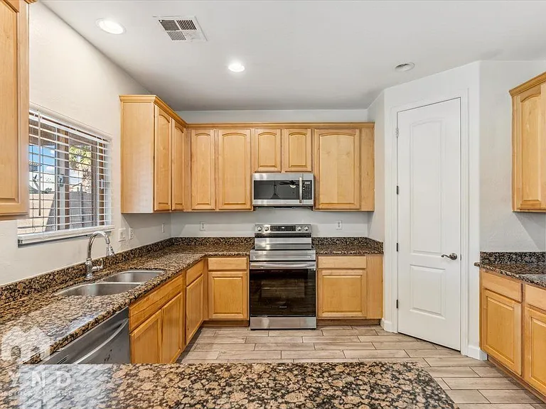 6418 S 49th Dr — Photo 2
