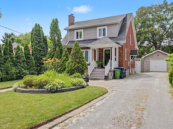 14 Squires Ave, Toronto, ON M4B 2R3