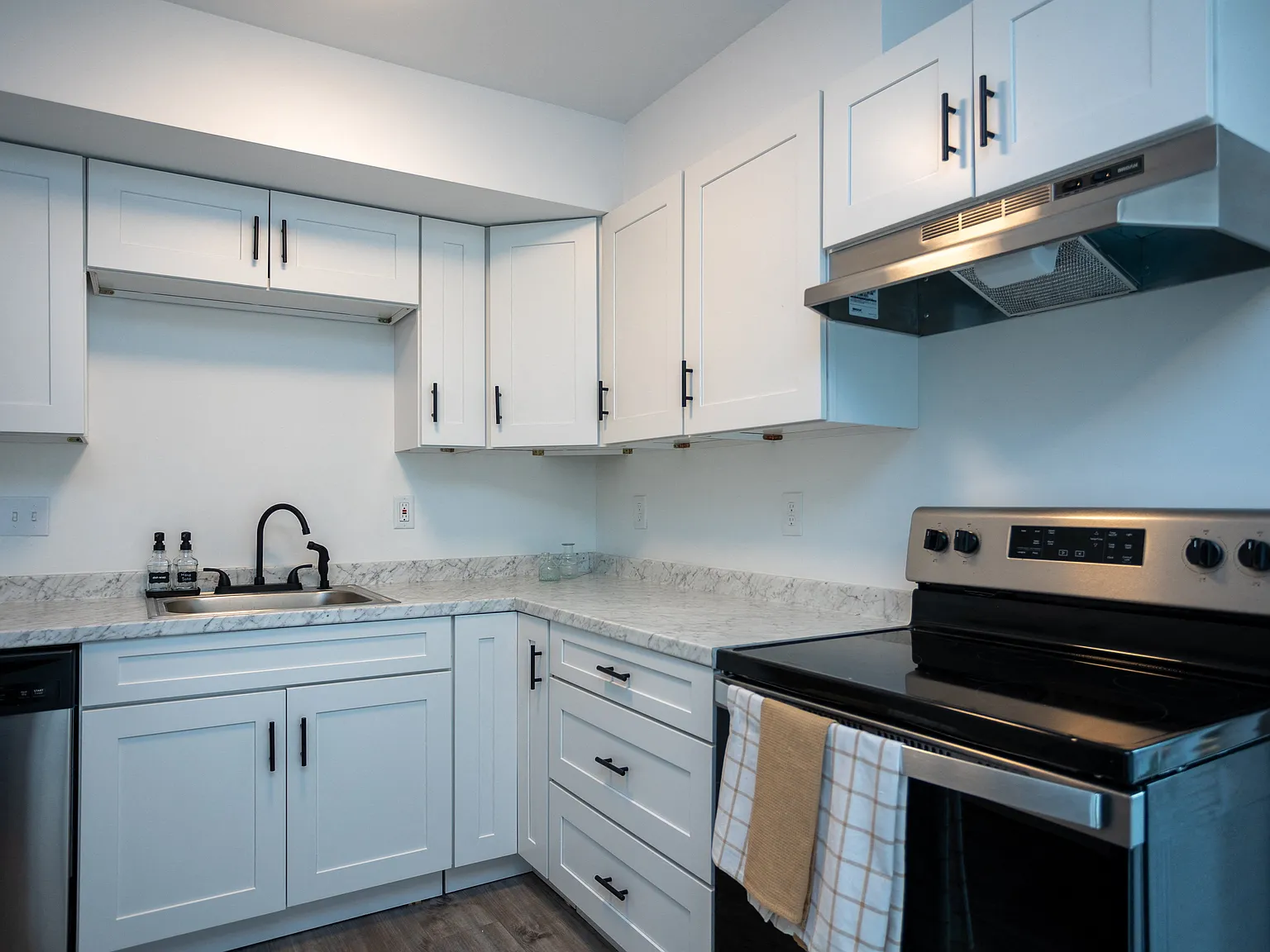 Country Club Apartments — Photo 4