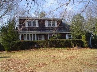 19 Smithtown Cres, Smithtown, NY 11787
