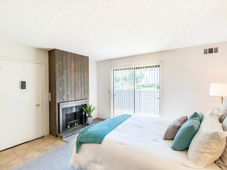 Chaparral Apartments — Photo 37
