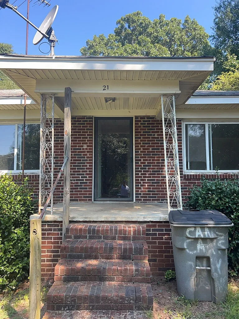 3 bed, 1.0 bath, 1092 sqft, $970 — Photo 2