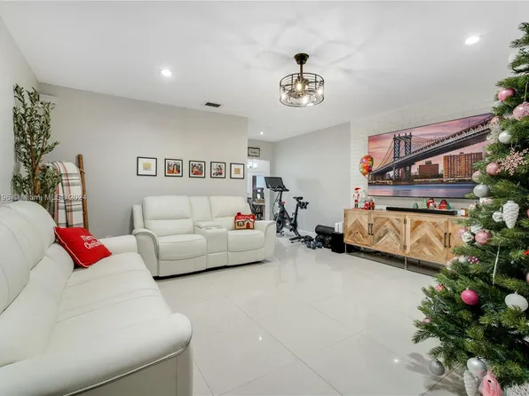 7120 Laurel Ln Unit 7120, Hialeah, FL 33014
