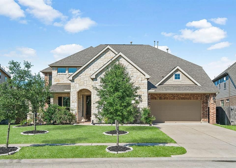 Welcome Home to this beautiful 4 bed/3.5 bath home in the Manned Gated Community of Canyon Lakes!