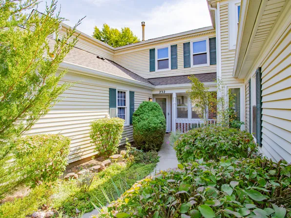 232 University Ln, Elk Grove Village, IL 60007