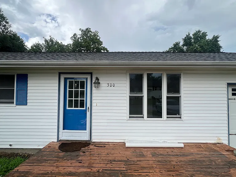 300 Parkview Dr — Photo 2