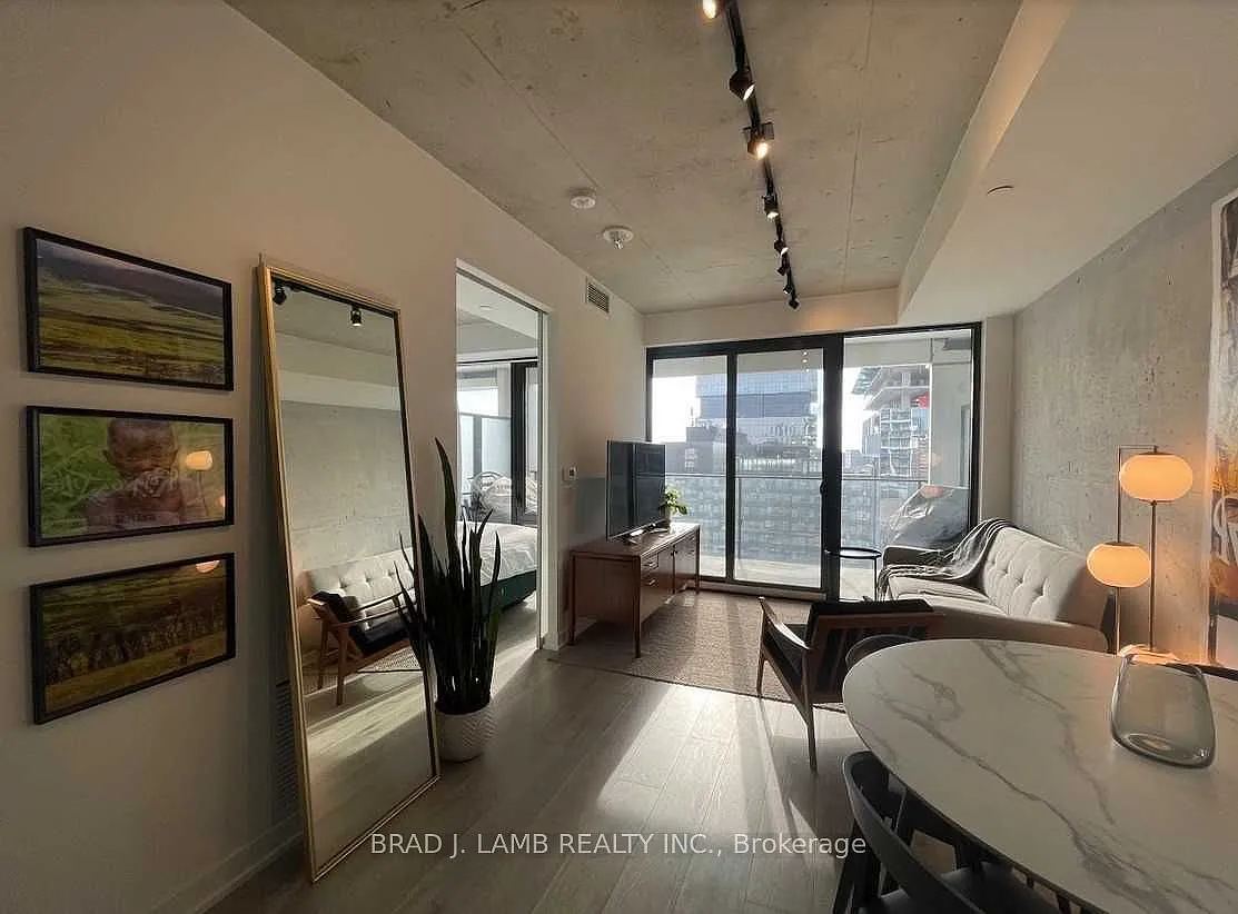 East 55 — Photo 1