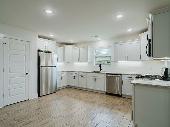 5th image of 221 Palm St