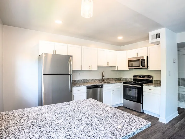 Colonial Village Apartments — Photo 19