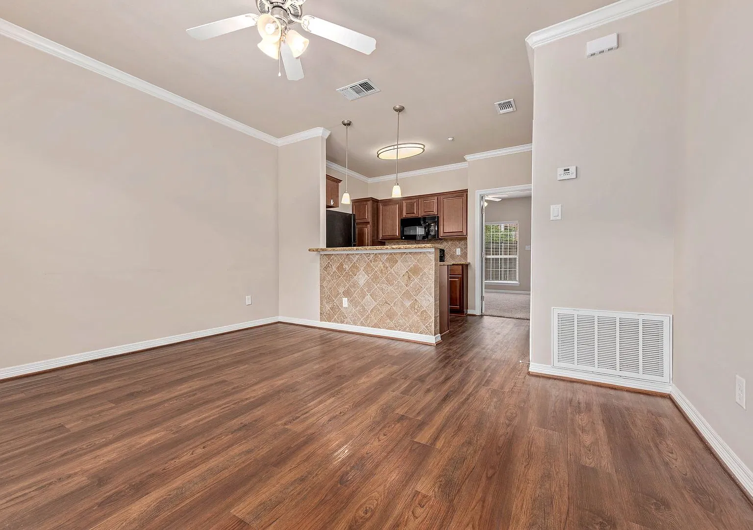 Available August 2027 Spacious 1 Bed, 1 Bath In Lakeridge Townhomes On Bus Route — Photo 3
