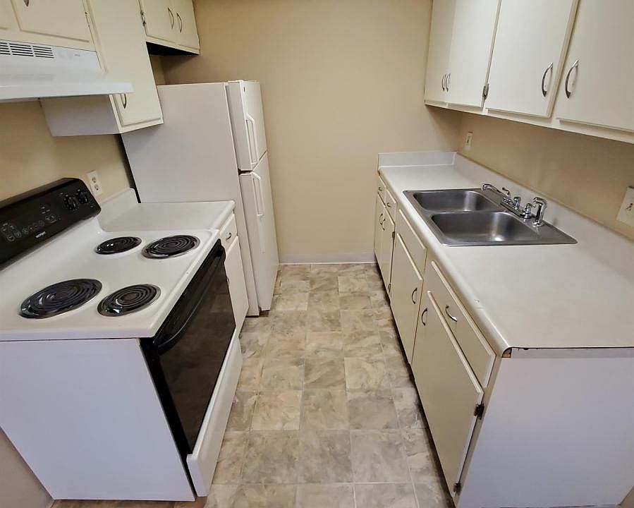 2nd image of 3811 Sandhurst Dr APT 208