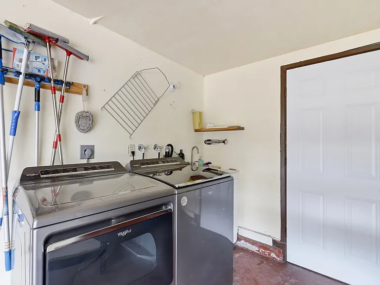 927 Lorne Way — Photo 36