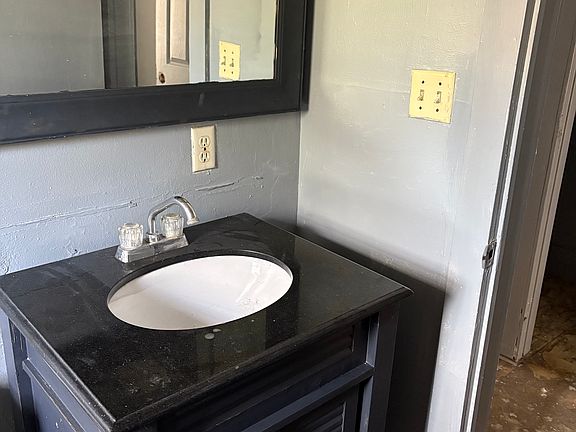 5th image of 848 Floral St