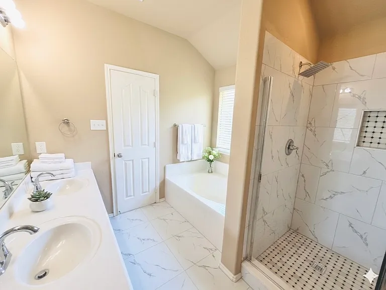 421 Goldstone Ln — Photo 9