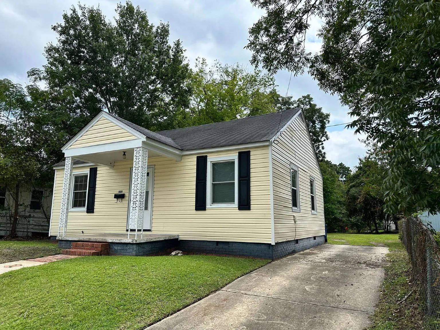 2 bed, 1.0 bath, 748 sqft, $900 — Photo 2