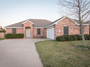 318 Fox Hollow Dr, Red Oak, TX 75154