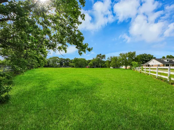 12746 Roy Rd, Brookside Village, TX 77581