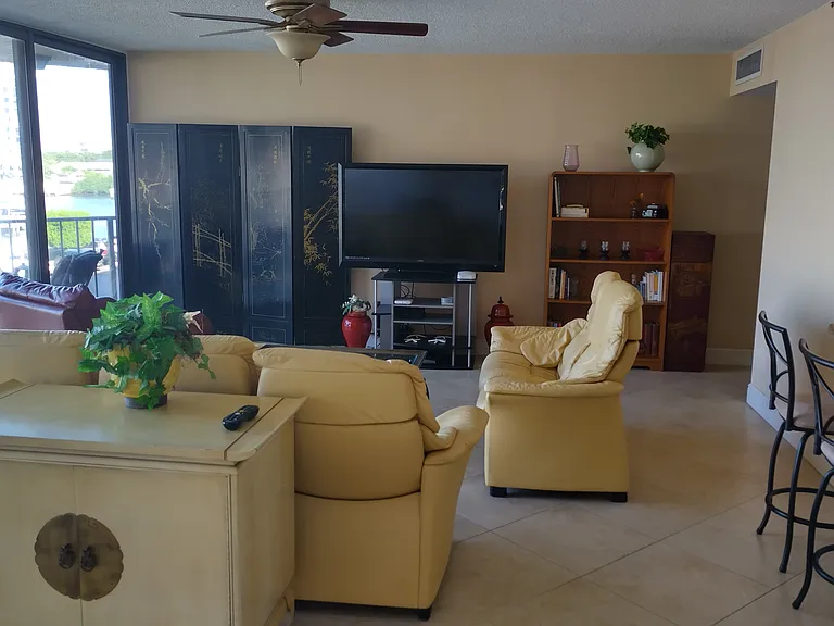 899 Jeffery St #402 — Photo 23