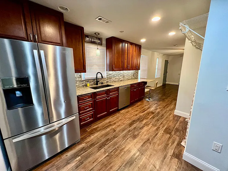 2735 Hawthorne Rd — Photo 1
