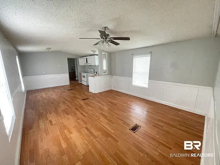426 Robin Cir — Photo 2