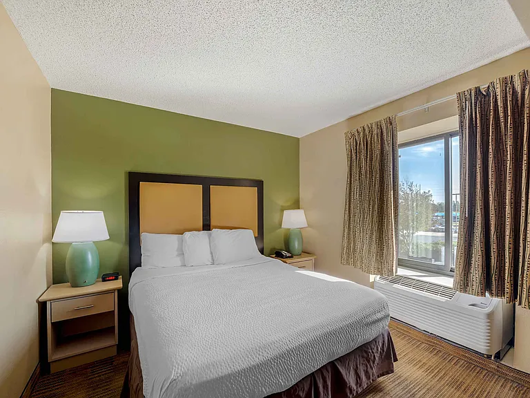 Deluxe Studio - 1 Queen Bed